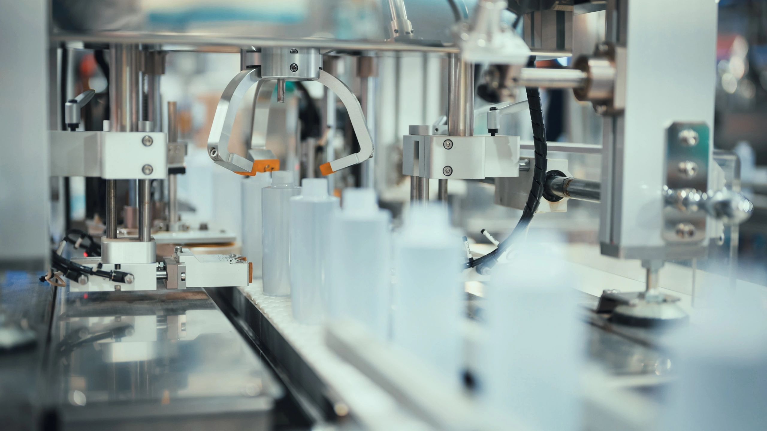 Automated cosmetic filling line in a modern production facility