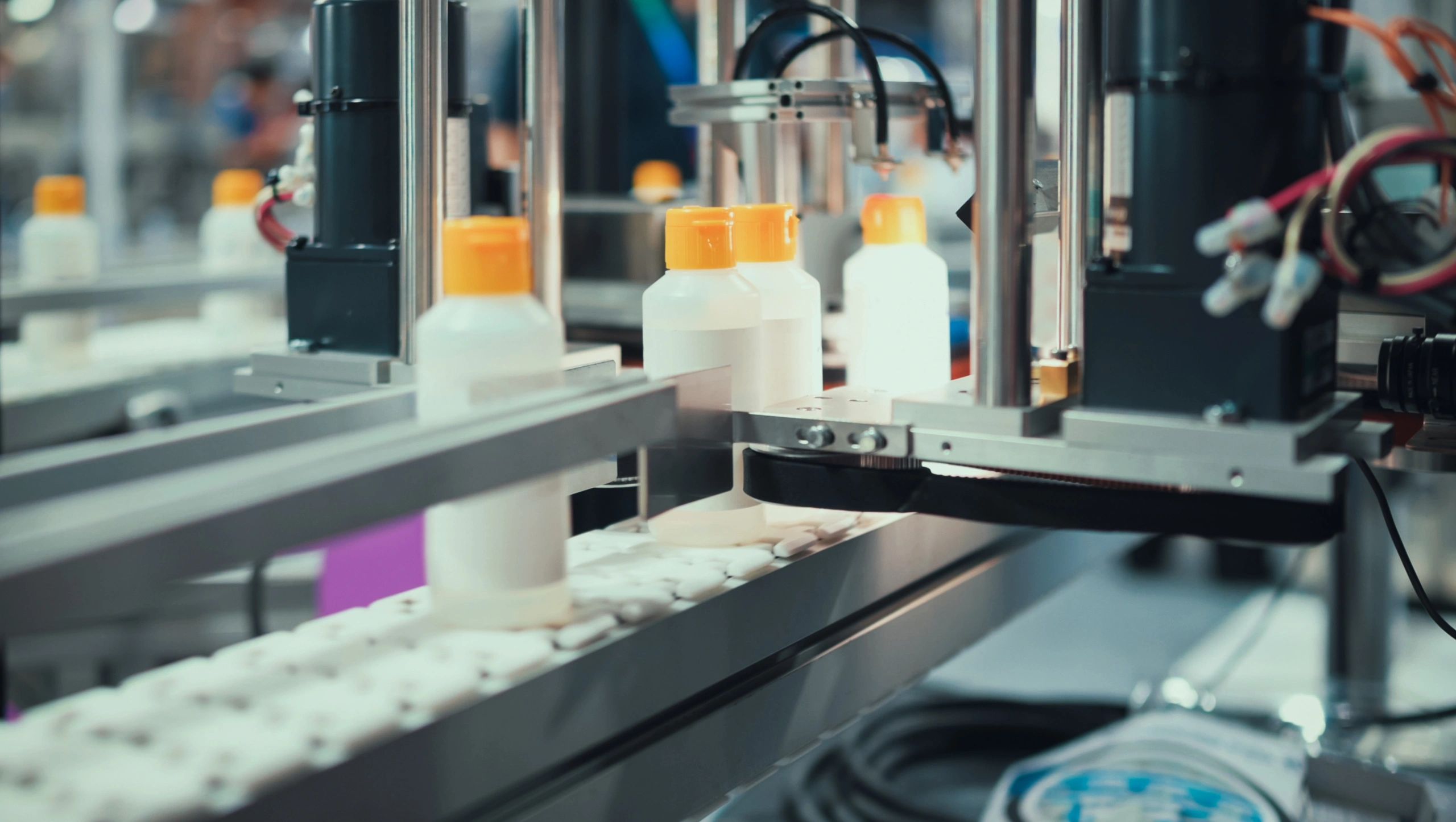 Robotic filling and capping equipment used for cosmetic packaging